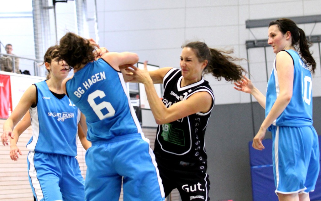 Meike Wiesbaum #6 im Kampf um den Ball; Alexandra Löpke # 11 (li.) und Elisa Maat #10 (re.) warten ab