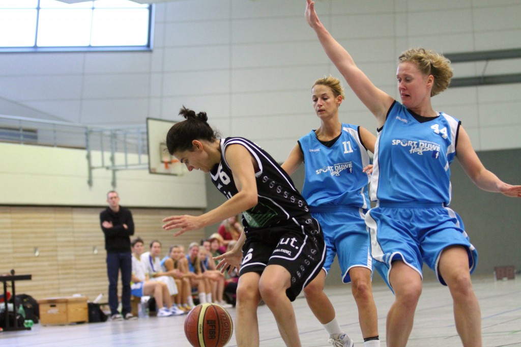 Mareen Thimm #44 und Jana Schneider #11 machen Druck auf die gegnerische Aufbauspielerin